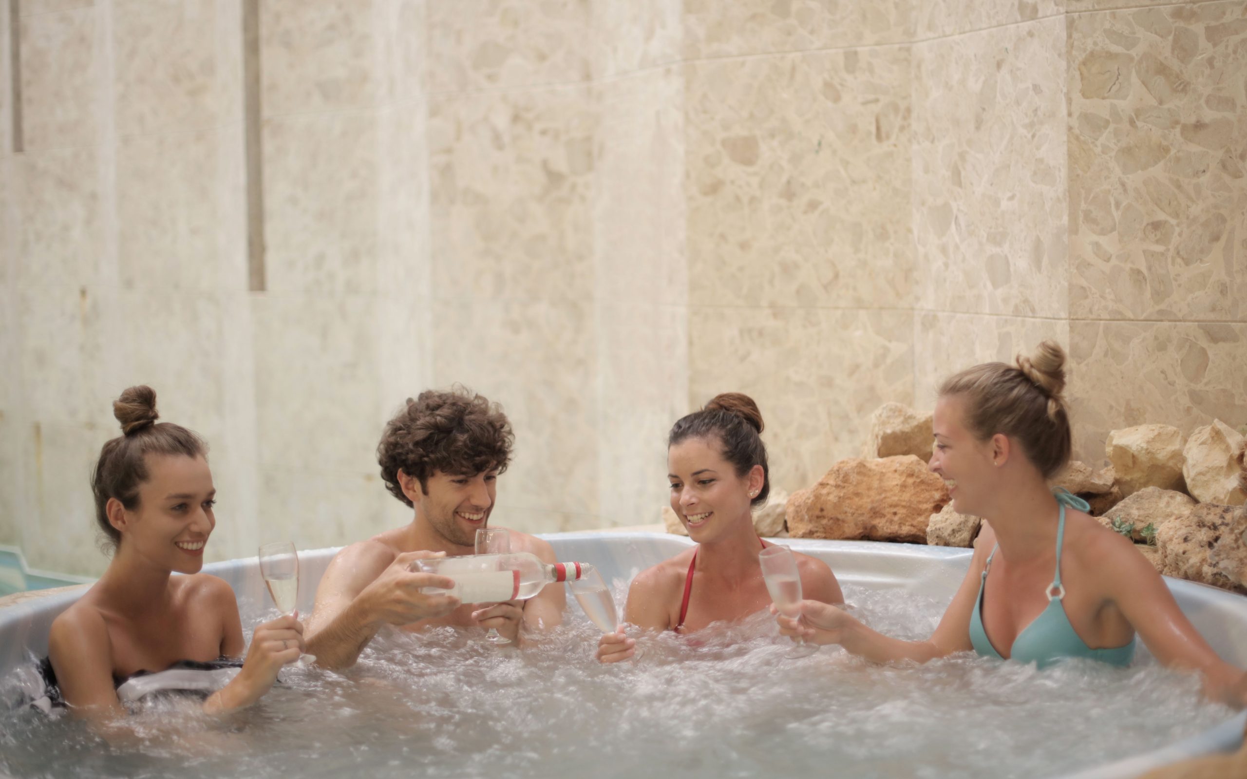 Amis detente jacuzzi interieur avec boissons