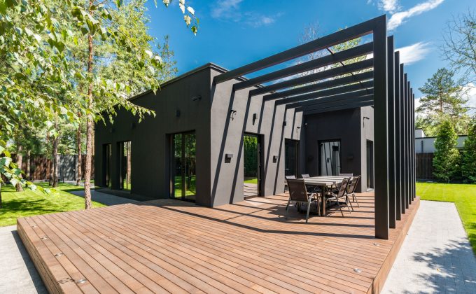 Pergola bioclimatique bois : quelle essence choisir ?