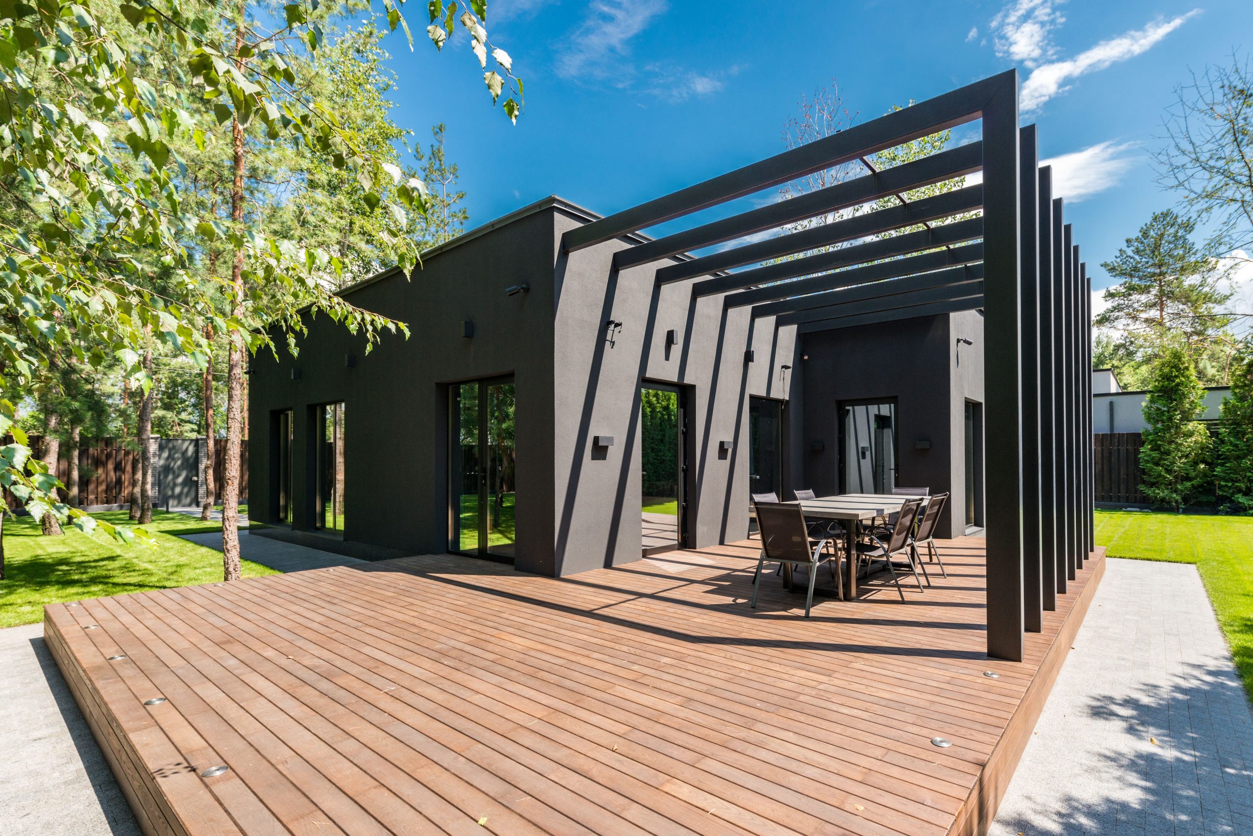 Espace exterieur stylise avec terrasse bois et verdure luxuriante