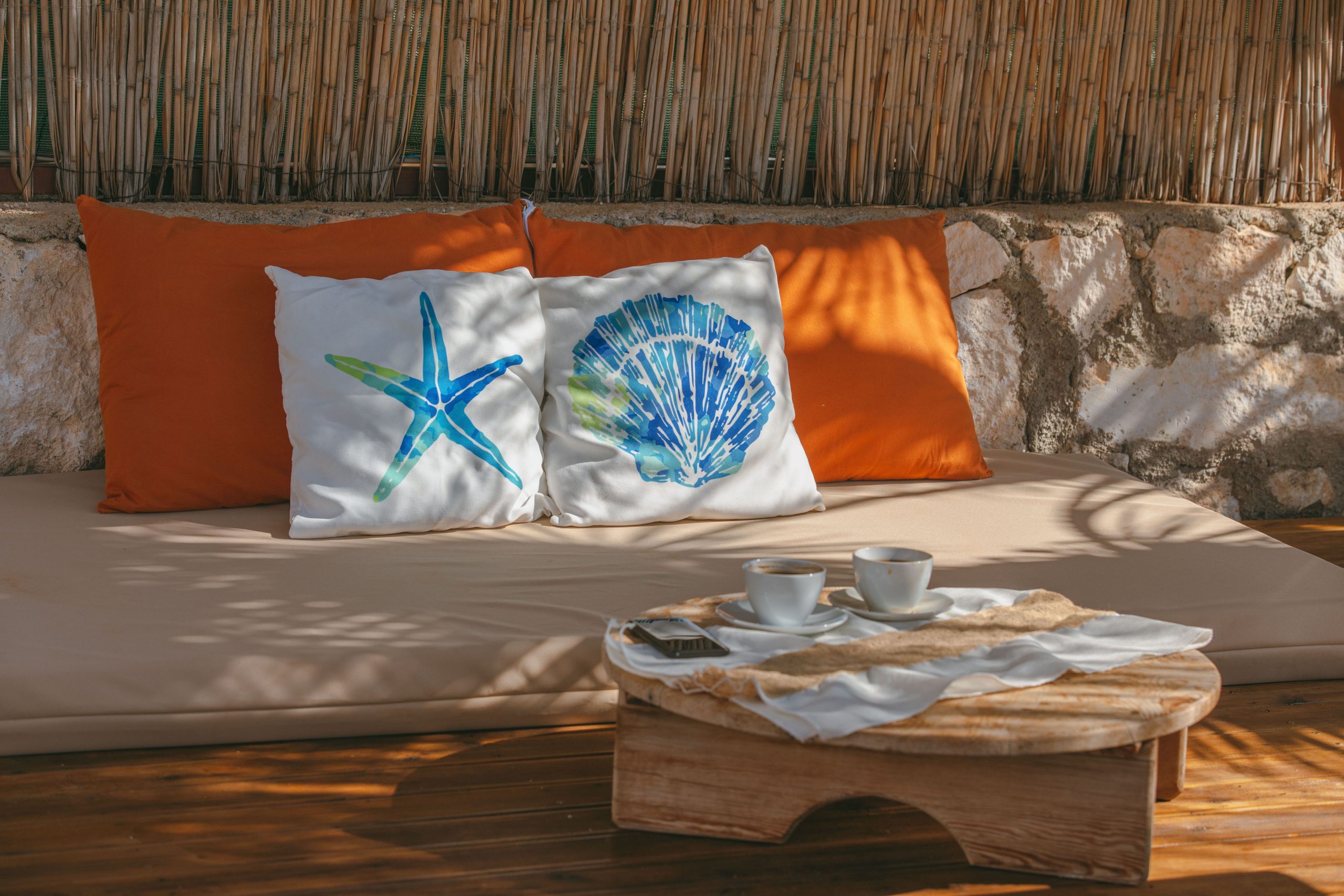 Canapé d'extérieur confortable avec coussins décoratifs