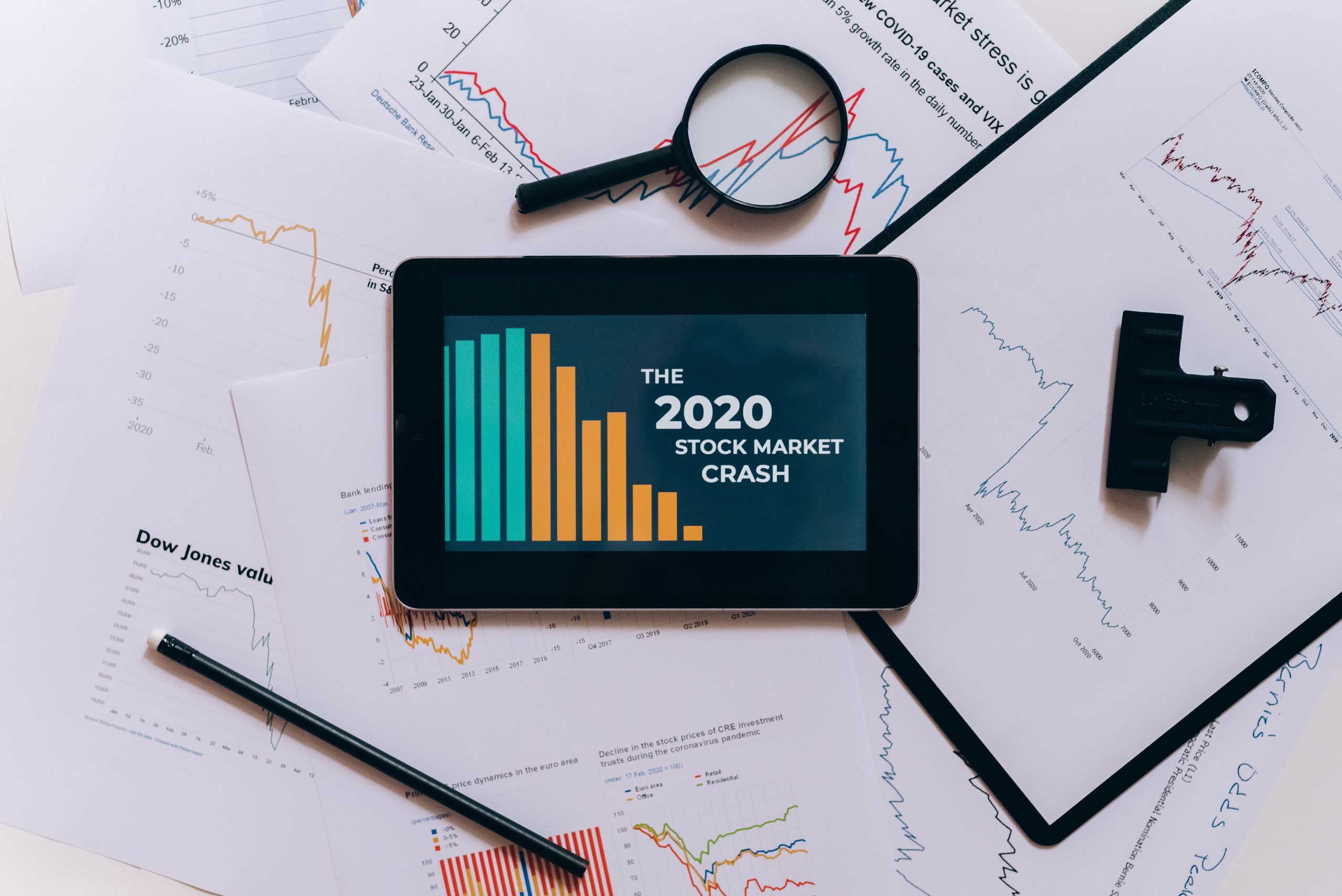 Tablette affichant baisse marché boursier 2020