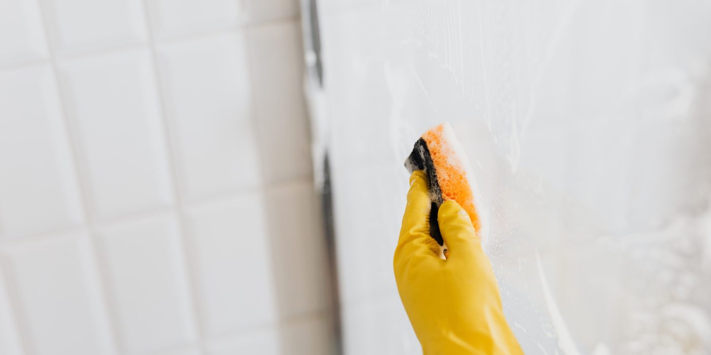 Comment enlever le noir des joints de douche efficacement ?