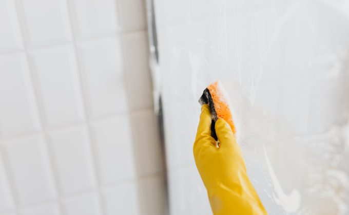 Comment enlever le noir des joints de douche efficacement ?