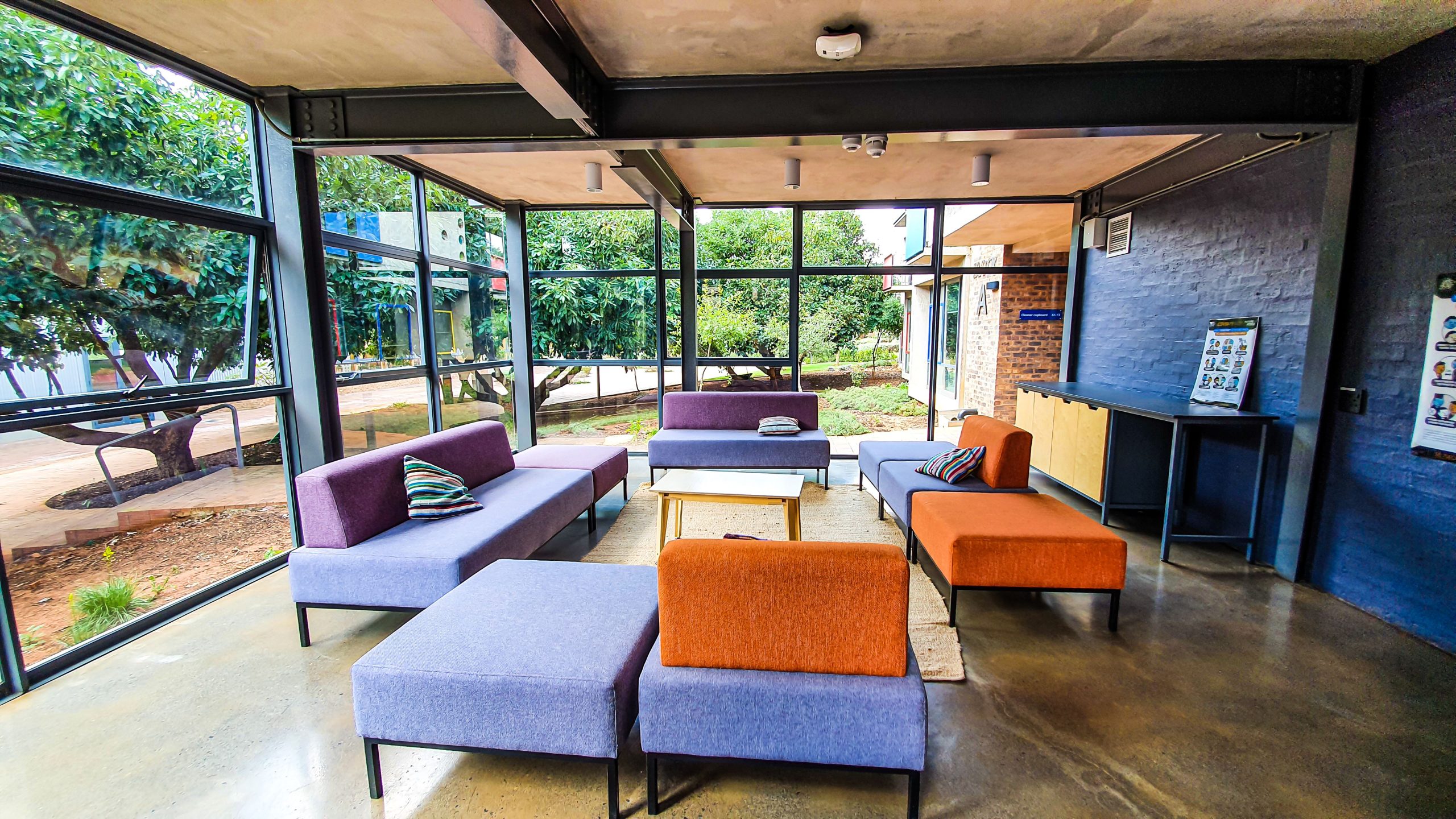 Lounge contemporain avec mobilier vibrant