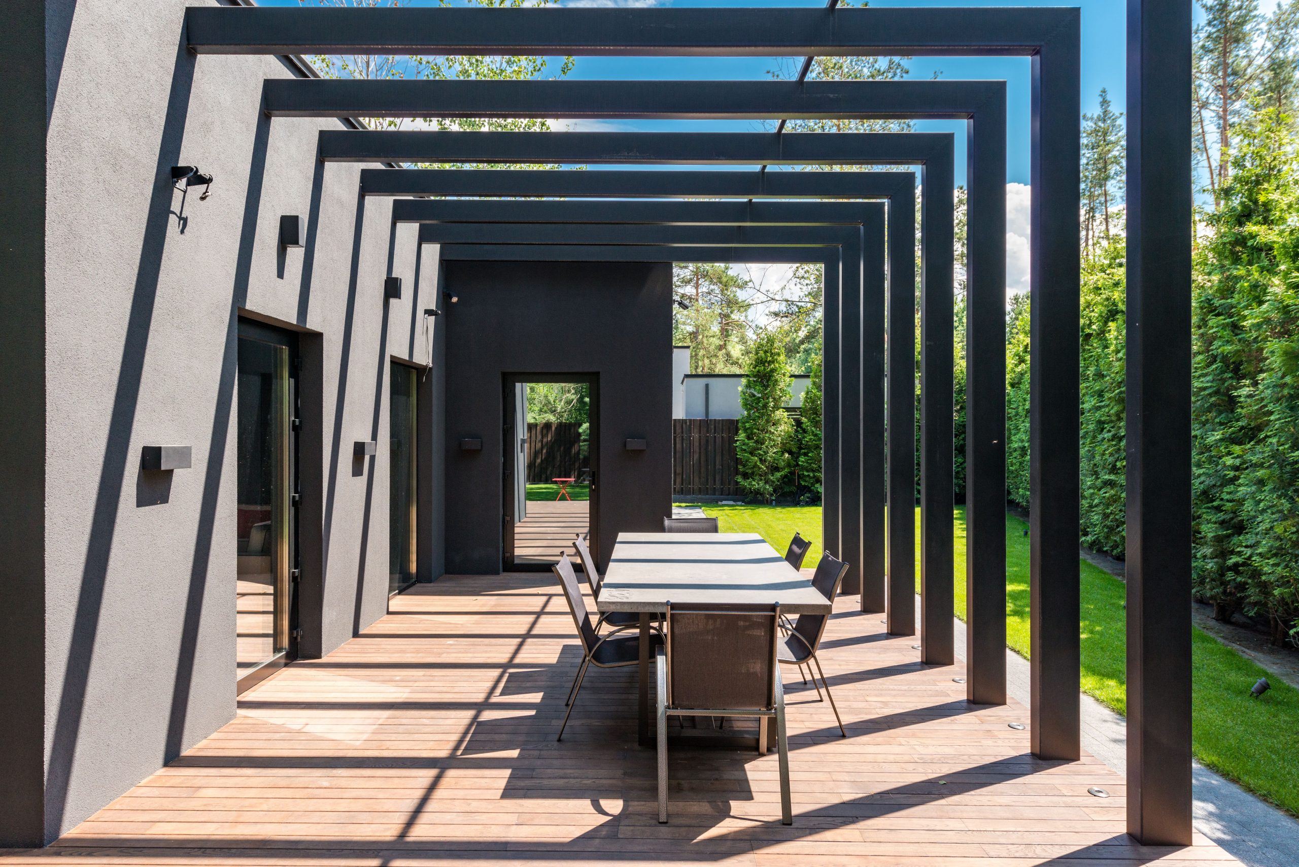 Terrasse contemporaine avec pergola elegante et mobilier exterieur