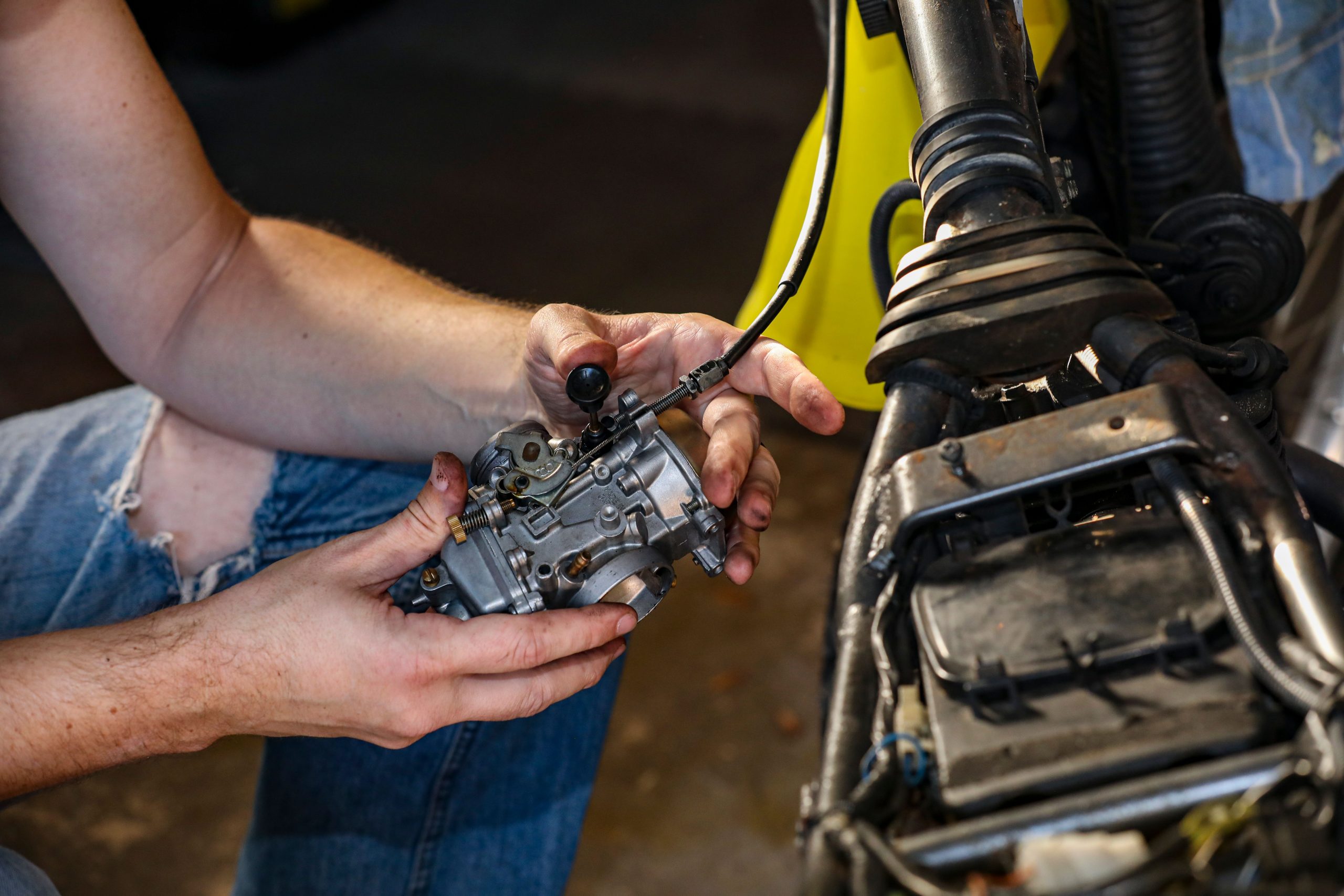 Technicien ajustant régulateur moteur briggs intérieur