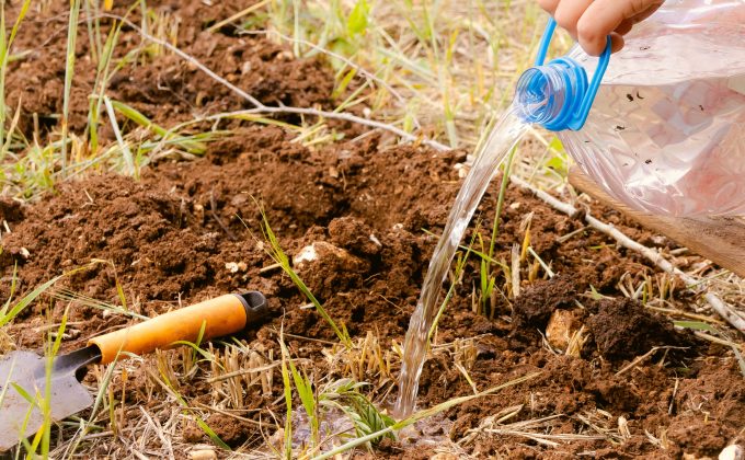 Comment fabriquer un goutte à goutte avec une bouteille d&rsquo;eau ?