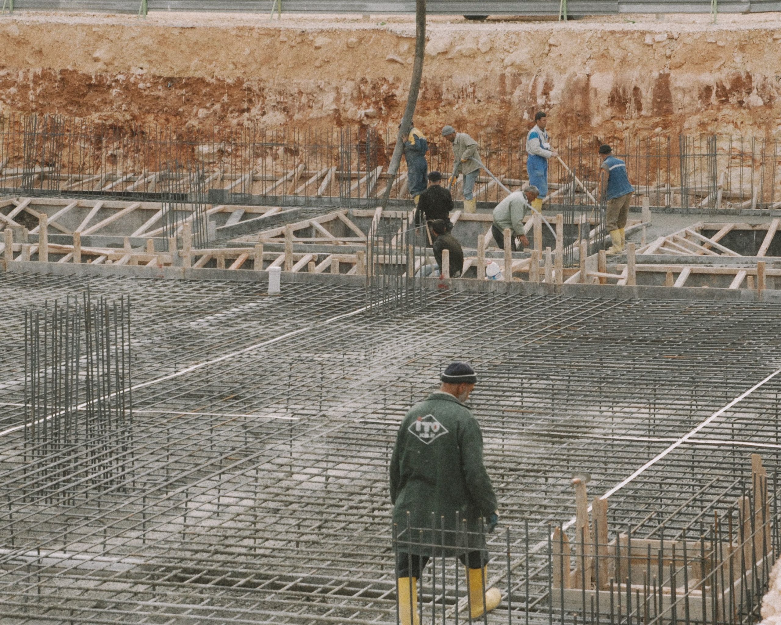 Ouvriers posant un ferraillage sur chantier