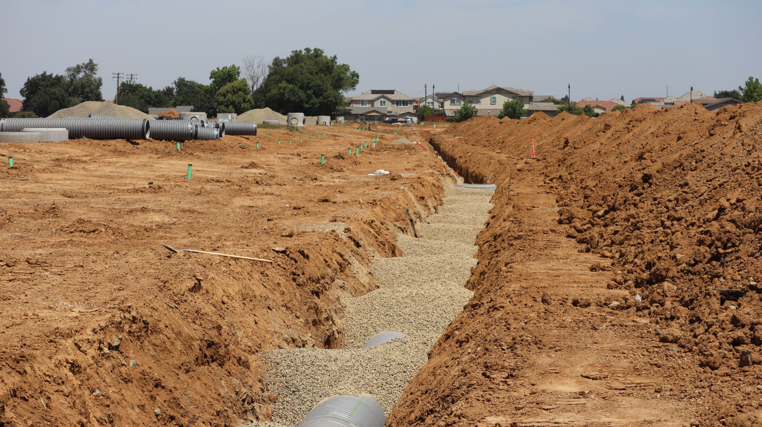 Tranchée et canalisations sur chantier suburbain